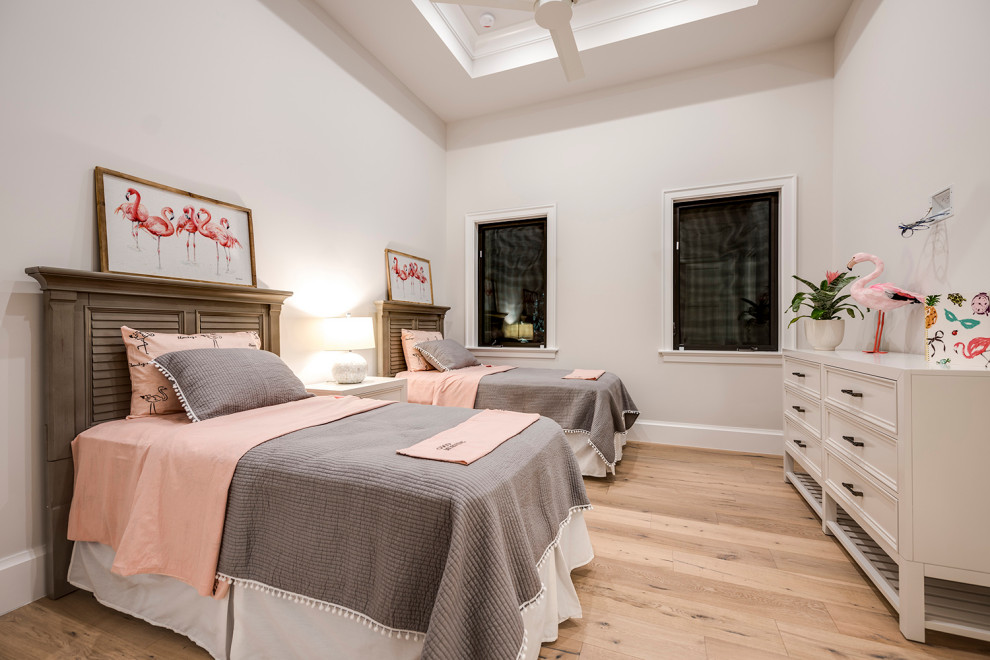 Foto de habitación de invitados marinera de tamaño medio con paredes grises, suelo de mármol y casetón