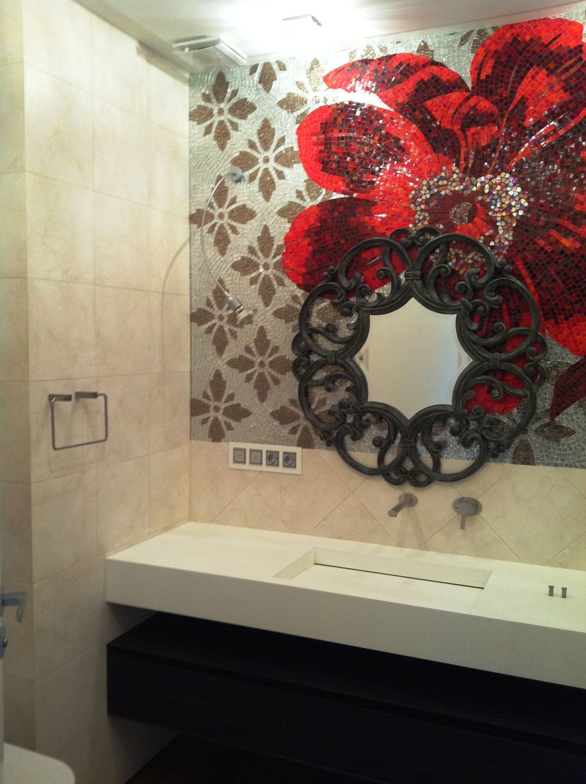 Художественная сборка панно из мозаики