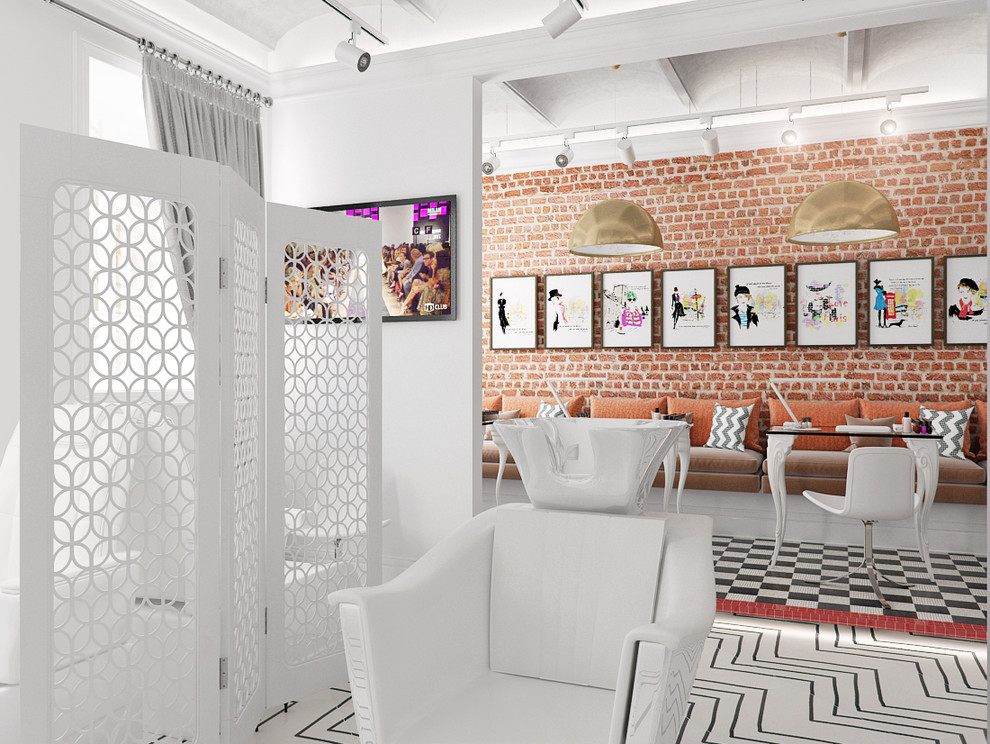 Салон Красоты с орнаментом застывшим на старых стенах