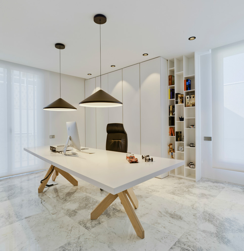 This is an example of a contemporary home office in Valencia.