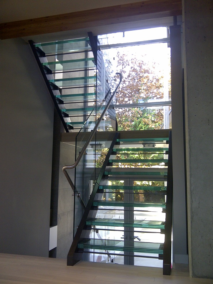 На фото: лестница на больцах, среднего размера в современном стиле с стеклянными ступенями без подступенок