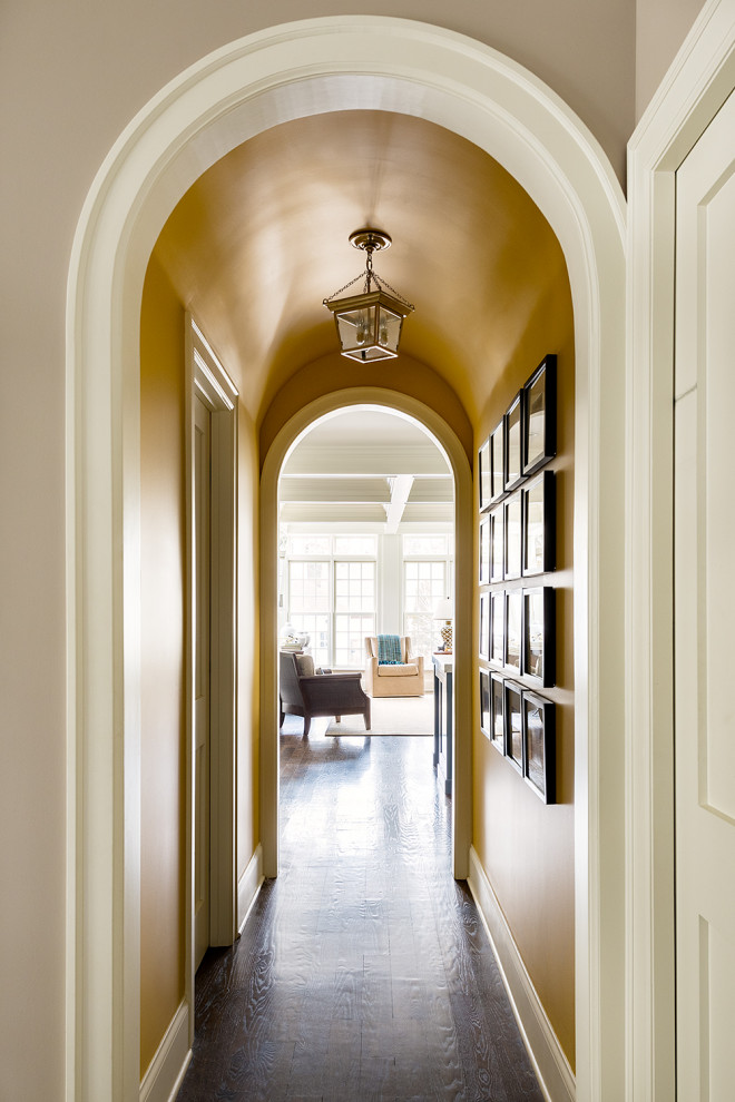Стильный дизайн: узкий коридор в классическом стиле - последний тренд