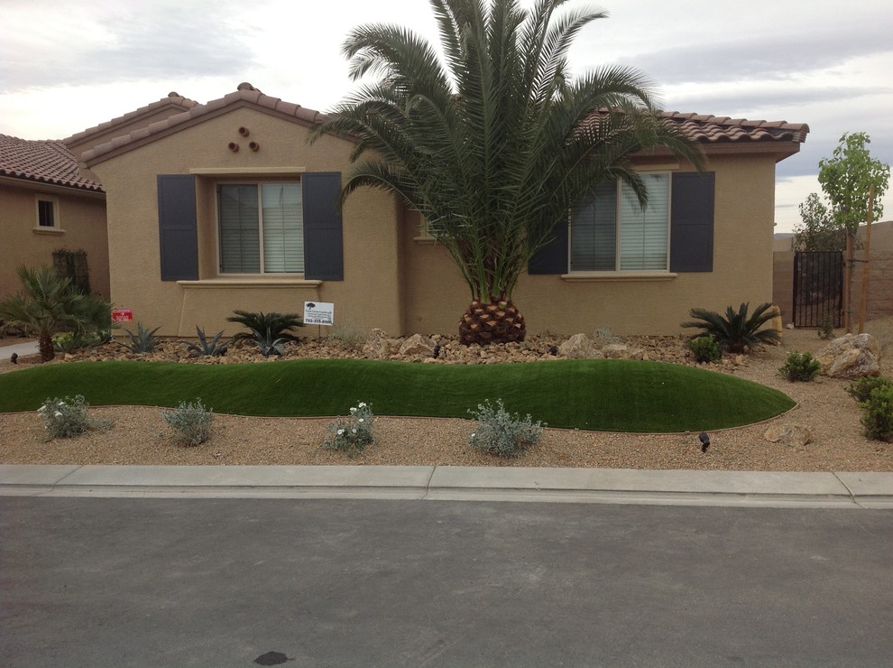 Inspiration for a mid-sized transitional front yard full sun xeriscape for summer in Las Vegas with gravel and a garden path.