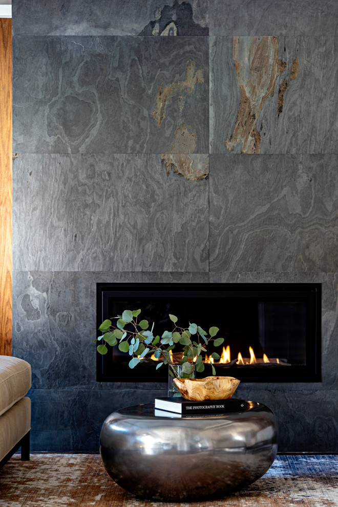トロントにある高級な中くらいなコンテンポラリースタイルのおしゃれなLDK (白い壁、無垢フローリング、横長型暖炉、石材の暖炉まわり、板張り壁) の写真