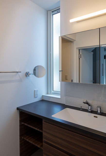 稜線の家 moderno-bagno-di-servizio
