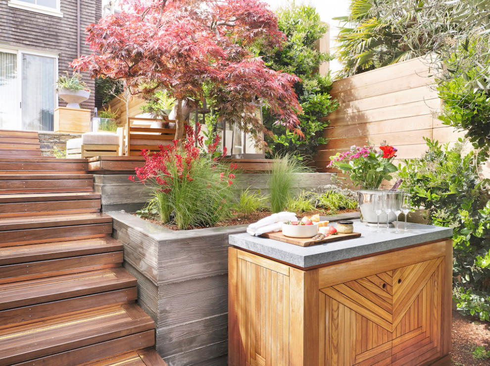 Foto de terraza retro grande en patio trasero con barandilla de madera