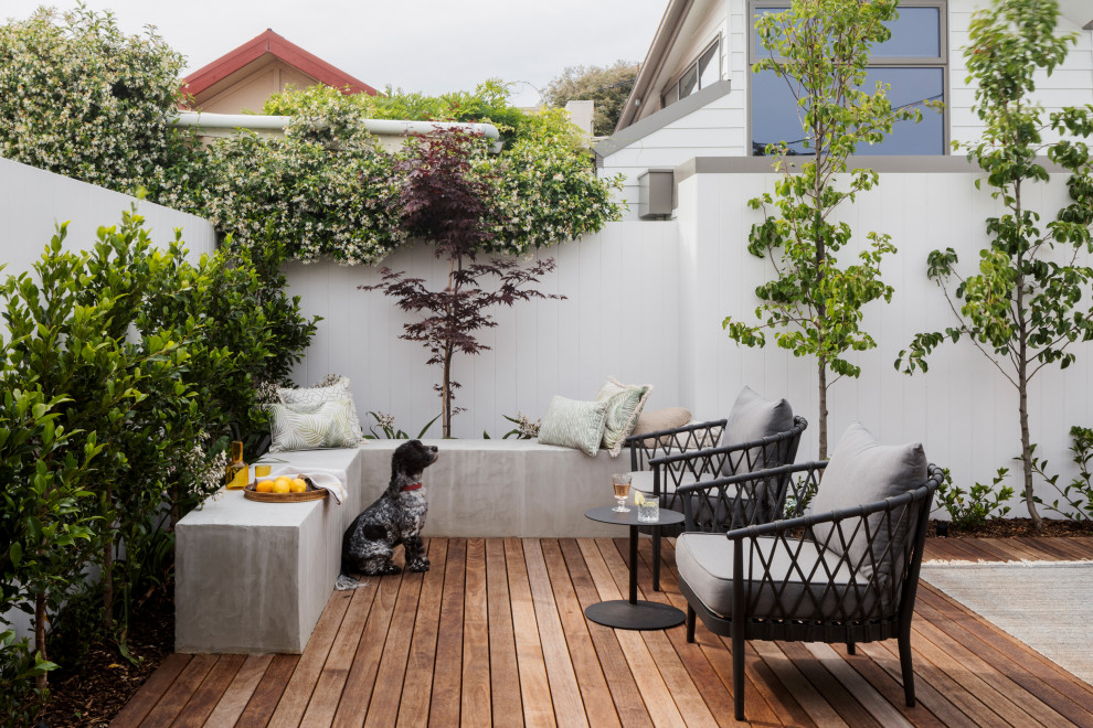 This is an example of a transitional deck in Melbourne.