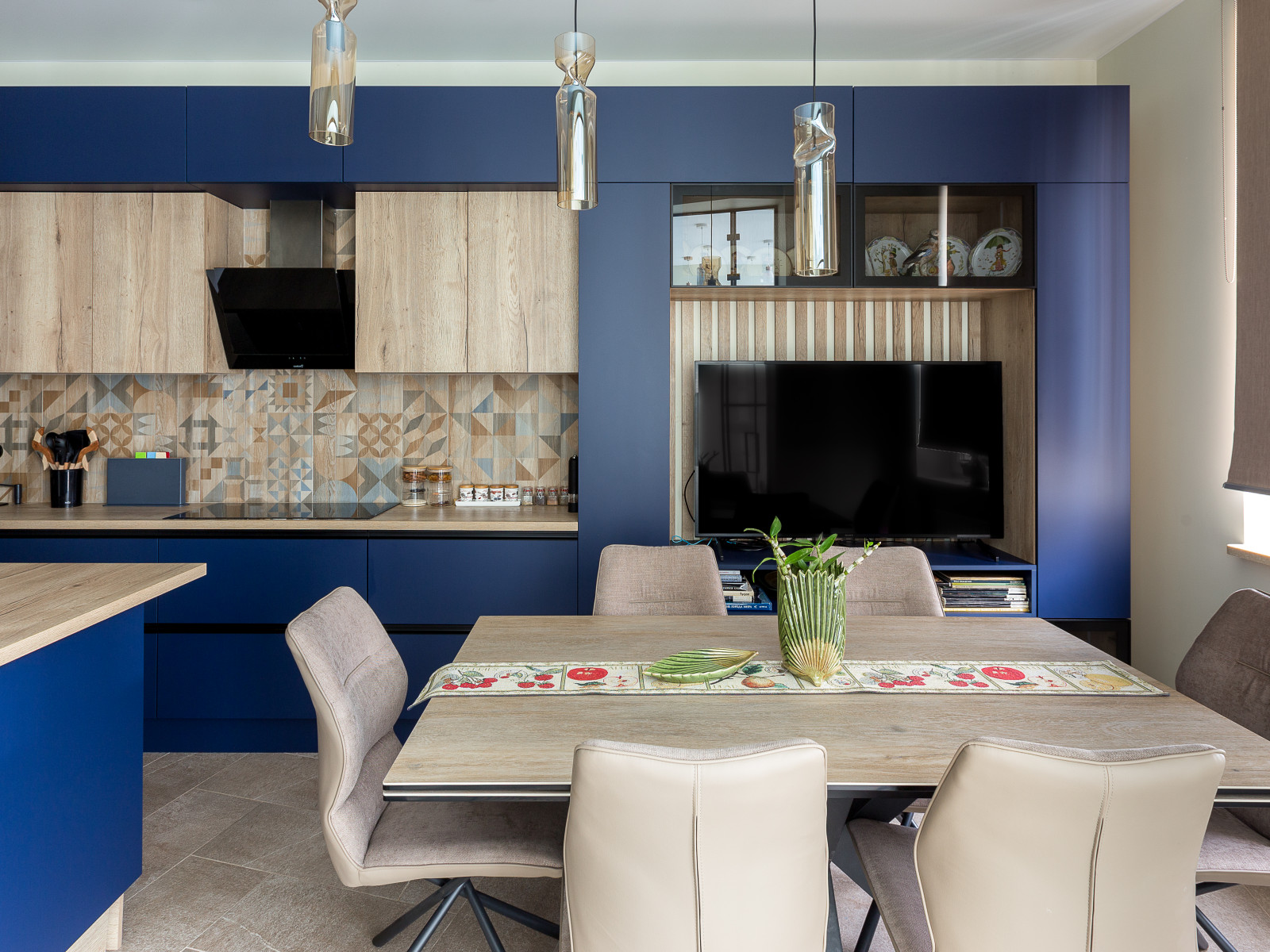 Кухня-гостиная с островом в ЖК Маяк