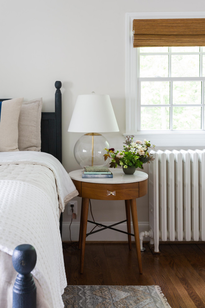 Imagen de dormitorio principal clásico renovado con paredes blancas, suelo de madera en tonos medios, suelo marrón y papel pintado