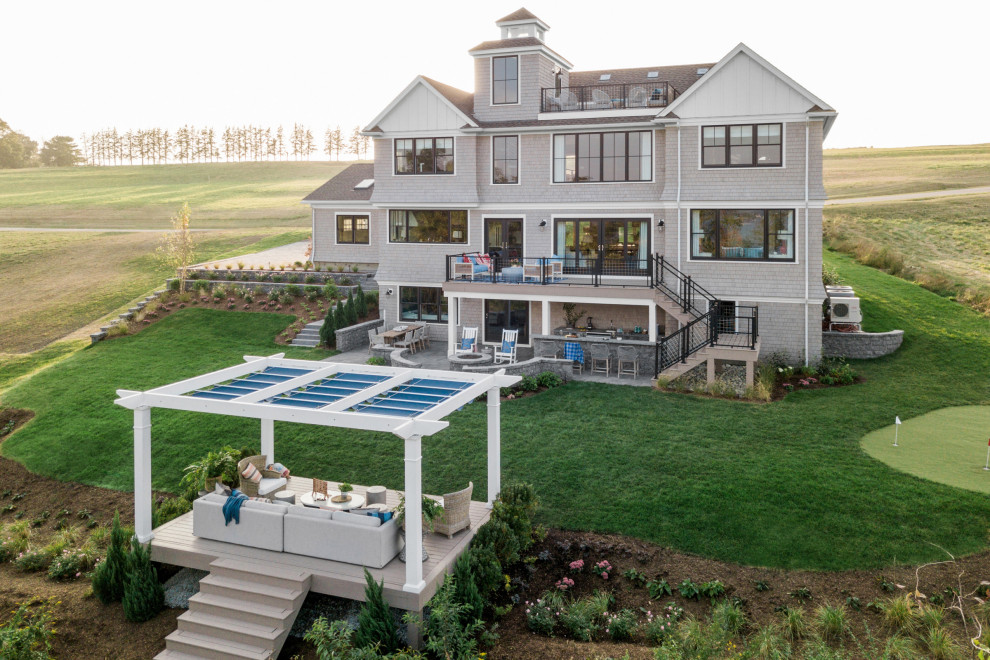 Diseño de terraza de estilo americano sin cubierta en patio trasero con brasero y barandilla de metal