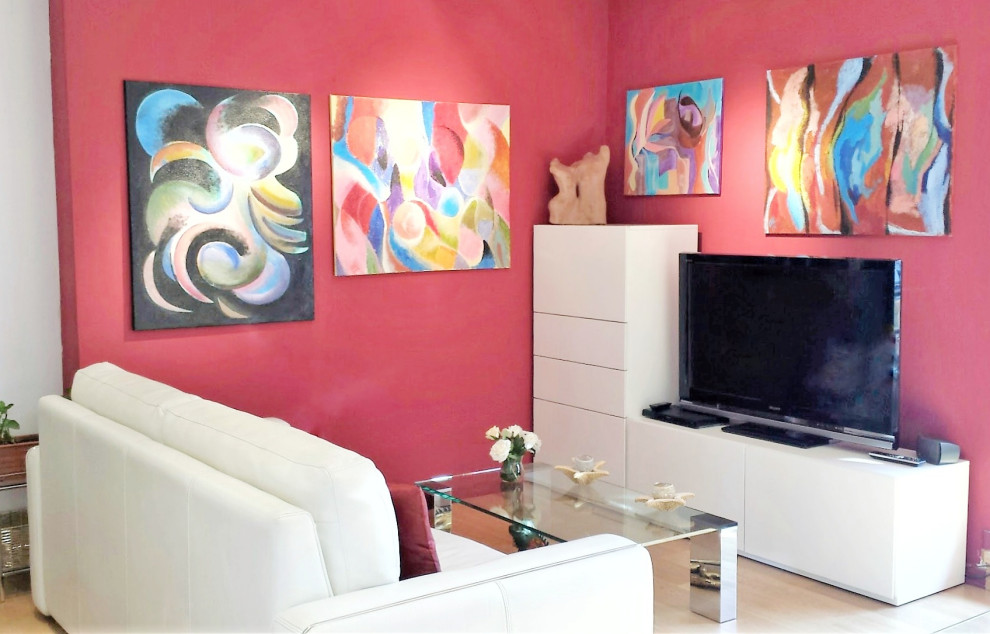 Idée de décoration pour une salle de séjour minimaliste de taille moyenne avec parquet clair, un téléviseur indépendant et un sol beige.
