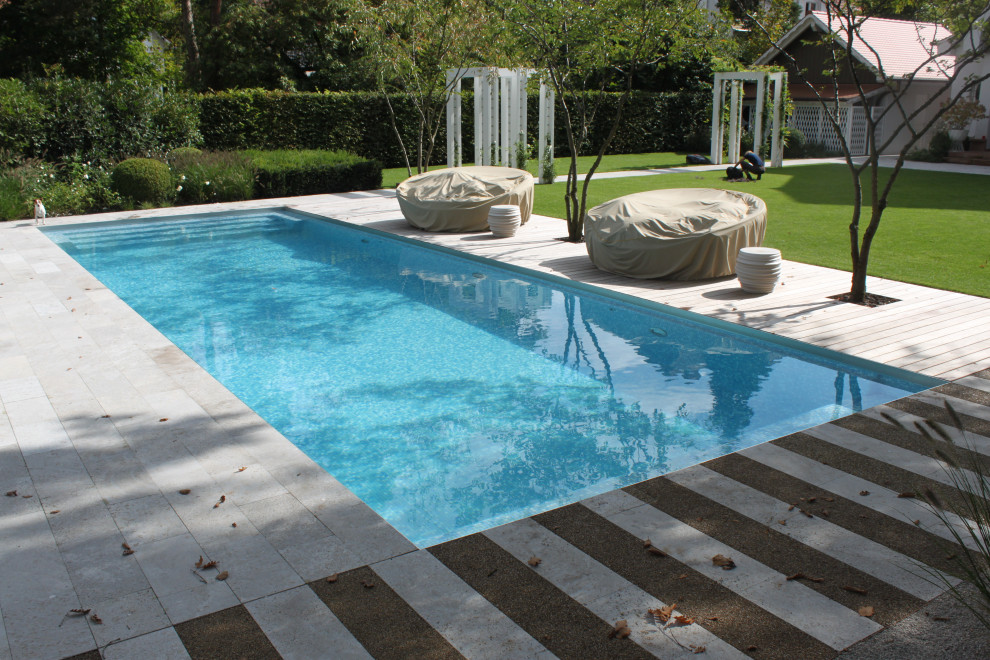 Großer Landhaus Pool neben dem Haus in rechteckiger Form mit Natursteinplatten in Frankfurt am Main