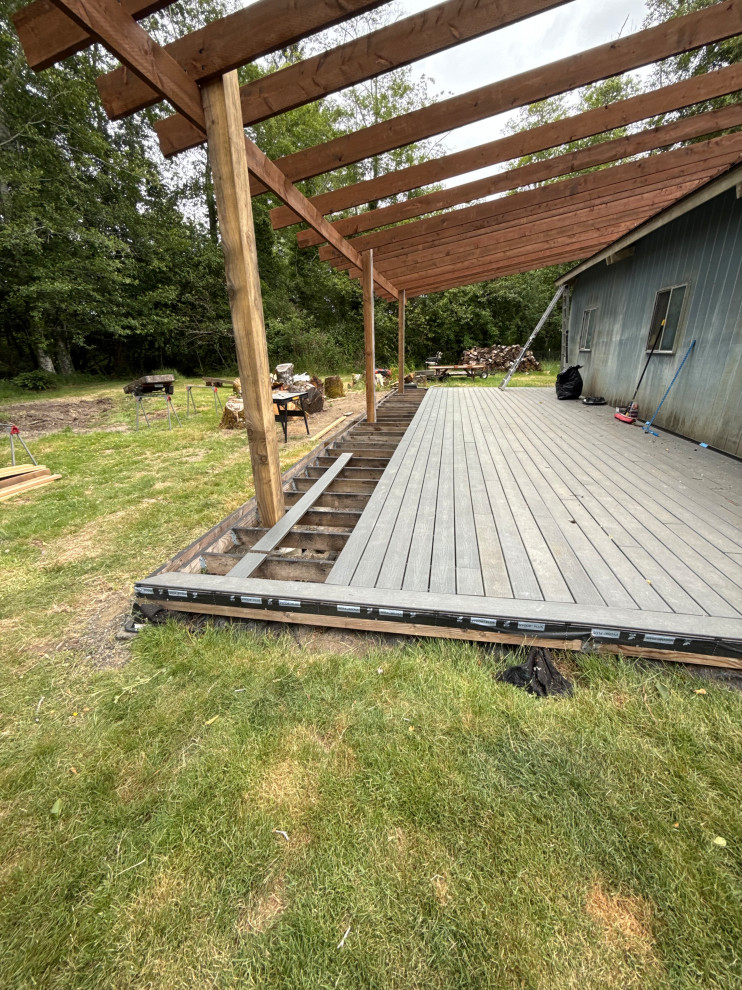Mountain style deck photo in Seattle