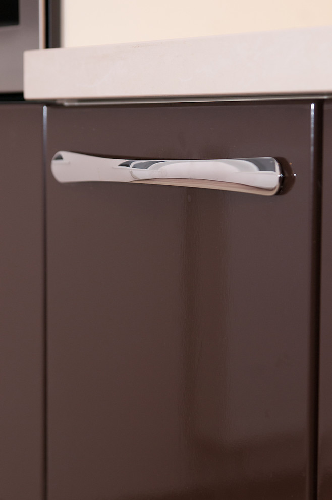 Кухня с фасадами темно-шоколадного цвета