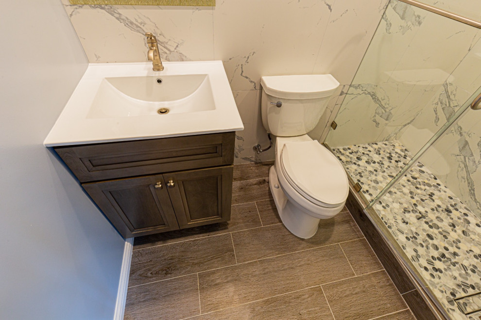 Inredning av ett modernt badrum, med flerfärgad kakel, marmorkakel, flerfärgade väggar, målat trägolv, ett undermonterad handfat, marmorbänkskiva, grått golv och dusch med skjutdörr