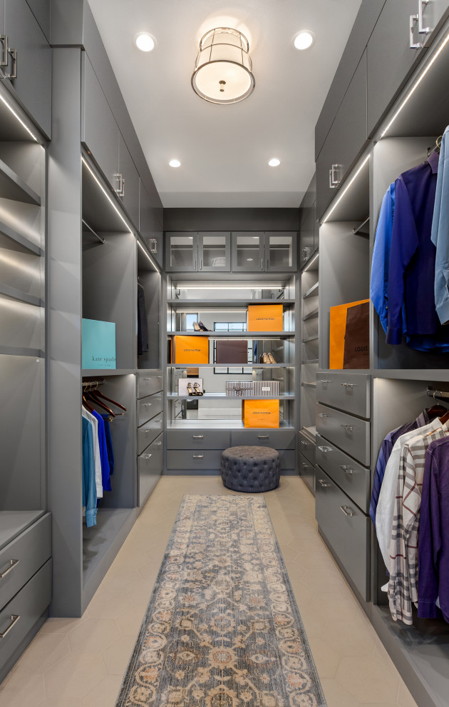 Inspiration för ett stort lantligt walk-in-closet, med grå skåp och beiget golv