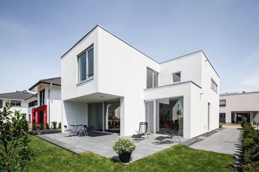 This is an example of a contemporary exterior in Cologne.