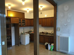 La reforma integral de un piso en Lugo con una cocina acristalada