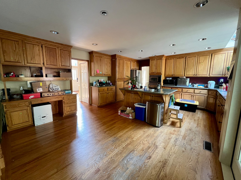 Kitchen - transitional kitchen idea in Seattle