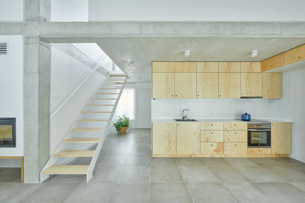 Idéer för ett mellanstort modernt vit kök, med en enkel diskho, skåp i ljust trä, laminatbänkskiva, vitt stänkskydd, stänkskydd i keramik, rostfria vitvaror, klinkergolv i keramik och grått golv