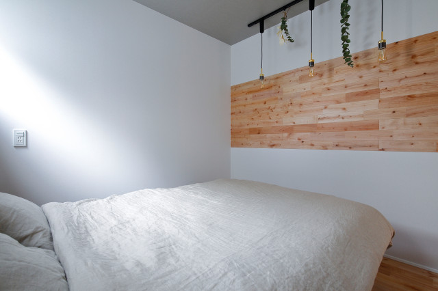 2つの庭がある家 minimalistisch-schlafzimmer