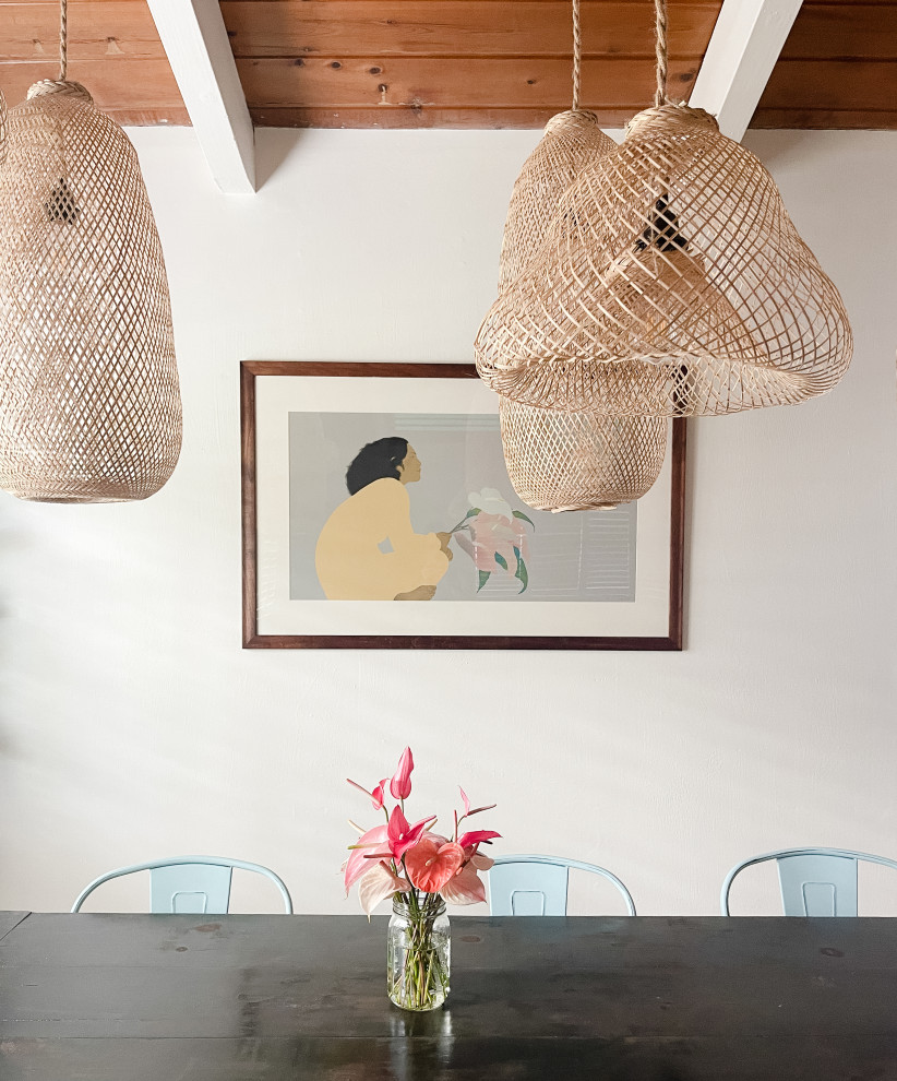 Inspiration pour une salle à manger ethnique de taille moyenne avec un mur blanc, un sol en carrelage de céramique, un sol beige et poutres apparentes.
