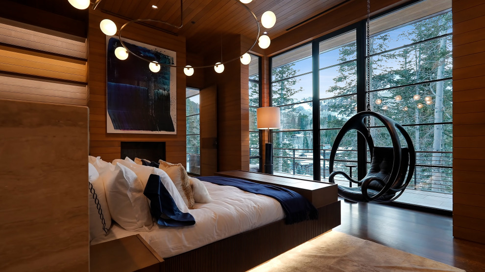 Großes Modernes Hauptschlafzimmer mit brauner Wandfarbe, braunem Holzboden, braunem Boden, Holzdecke und Holzwänden in Salt Lake City