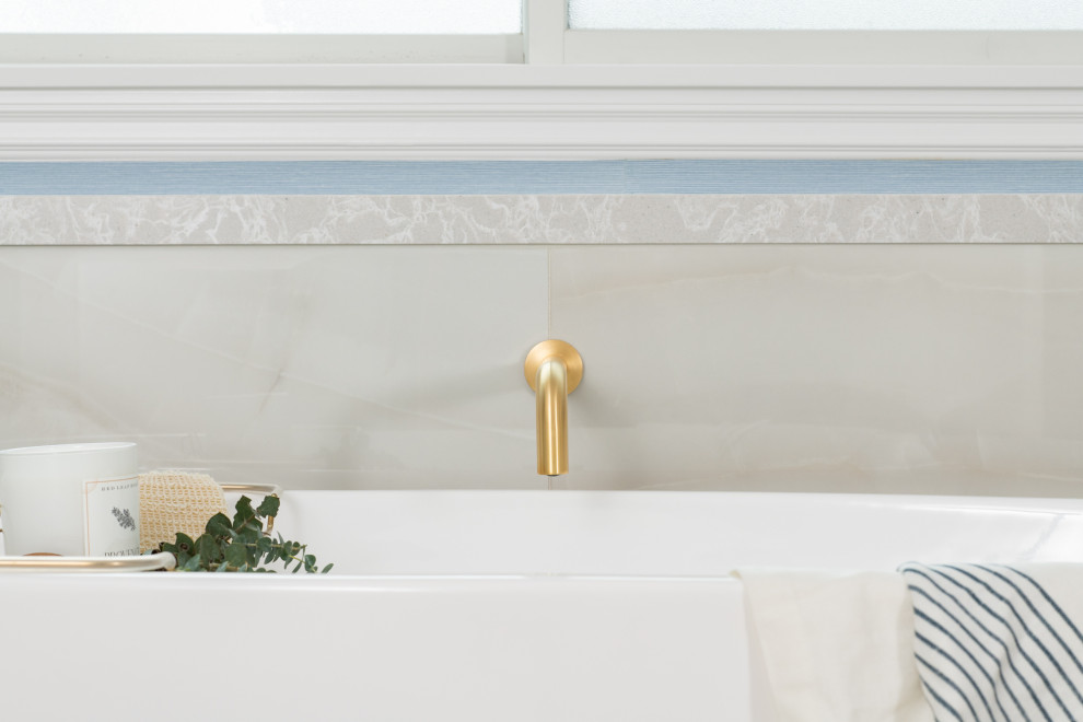 Inspiration för mellanstora klassiska vitt en-suite badrum, med luckor med infälld panel, skåp i mellenmörkt trä, ett fristående badkar, en öppen dusch, vit kakel, porslinskakel och bänkskiva i kvarts