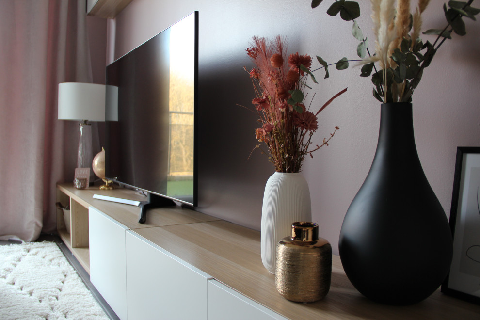 Стильный дизайн: гостиная комната среднего размера в современном стиле с розовыми стенами и черным полом - последний тренд