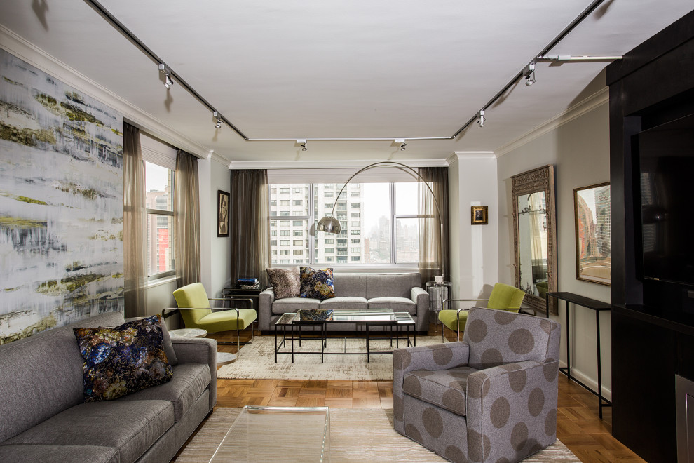 Стильный дизайн: парадная гостиная комната среднего размера в современном стиле с разноцветными стенами и паркетным полом среднего тона без камина, телевизора - последний тренд