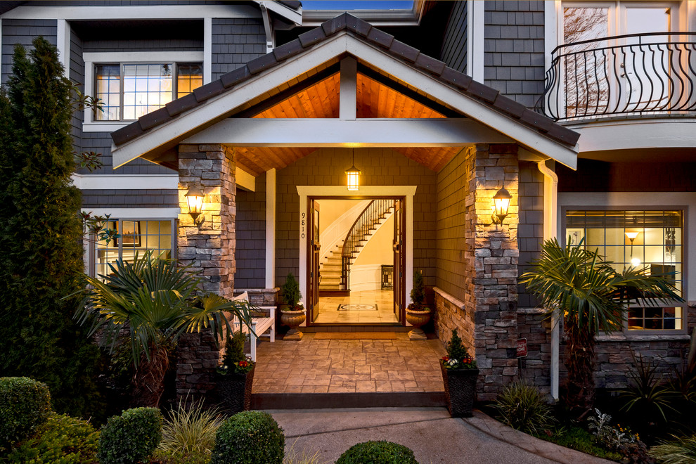 Design ideas for a traditional entryway in Seattle.