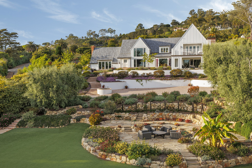 Geometrischer Country Garten hinter dem Haus mit direkter Sonneneinstrahlung und Natursteinplatten in Santa Barbara