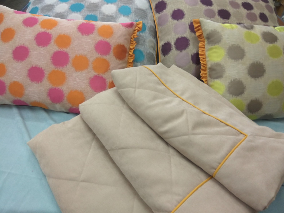 Спальни: оформление кроватей, декоративные покрывала, валики, подушки