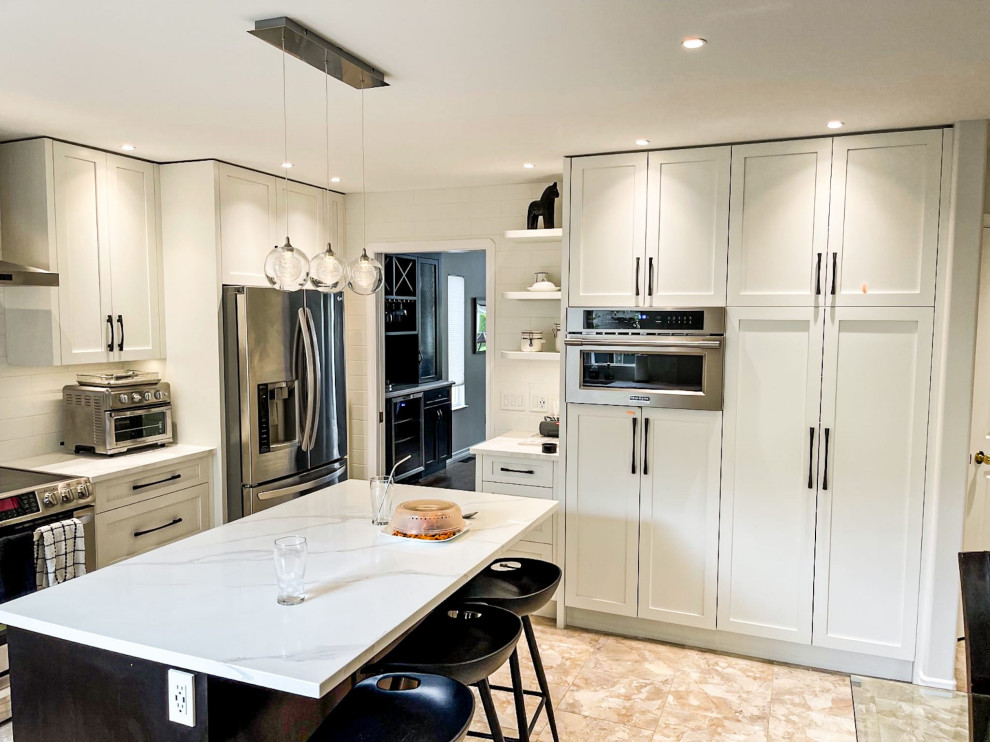 Kitchen - transitional kitchen idea in Vancouver