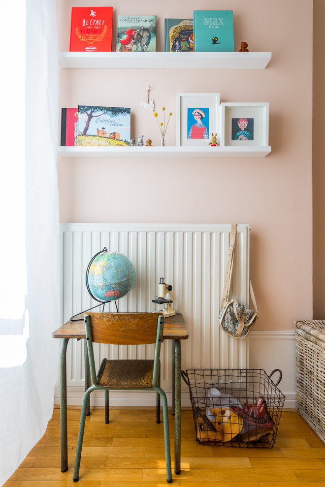Design ideas for a mid-sized scandinavian kids' study room for kids 4-10 years old and girls in Lyon with pink walls and medium hardwood floors.