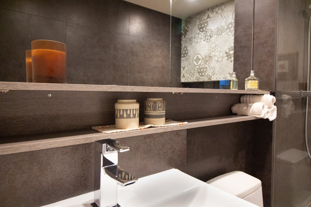 Contemporary Treehouse Guest Bathroom