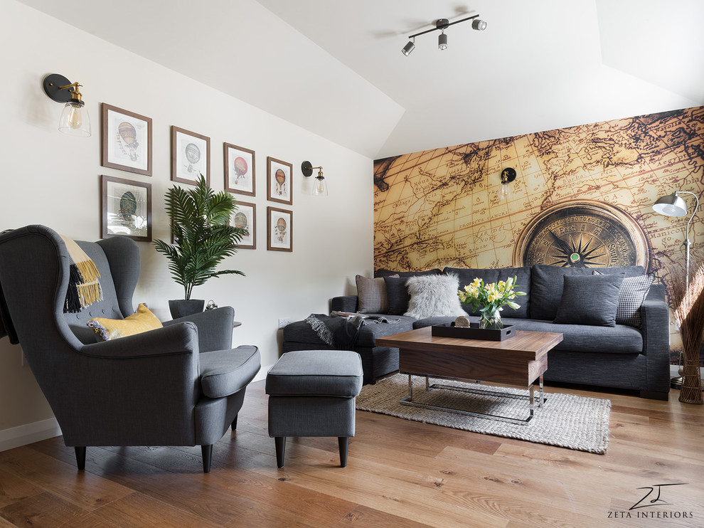 На фото: гостиная комната среднего размера в современном стиле с бежевыми стенами, светлым паркетным полом, телевизором на стене и коричневым полом без камина с