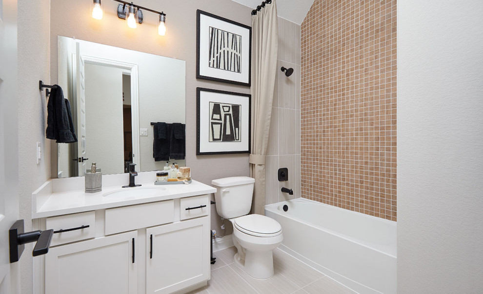 Idées déco pour une salle de bain contemporaine avec un placard avec porte à panneau encastré, des portes de placard blanches, une baignoire en alcôve, un combiné douche/baignoire, un carrelage gris, des carreaux de céramique, un mur gris, un sol en carrelage de porcelaine, un lavabo encastré, un sol gris, une cabine de douche avec un rideau, un plan de toilette blanc, meuble simple vasque et meuble-lavabo encastré.