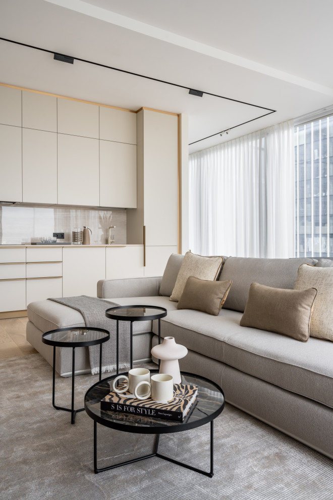 Foto di un soggiorno minimal di medie dimensioni con pareti beige, parquet chiaro, pavimento beige, soffitto ribassato e pannellatura