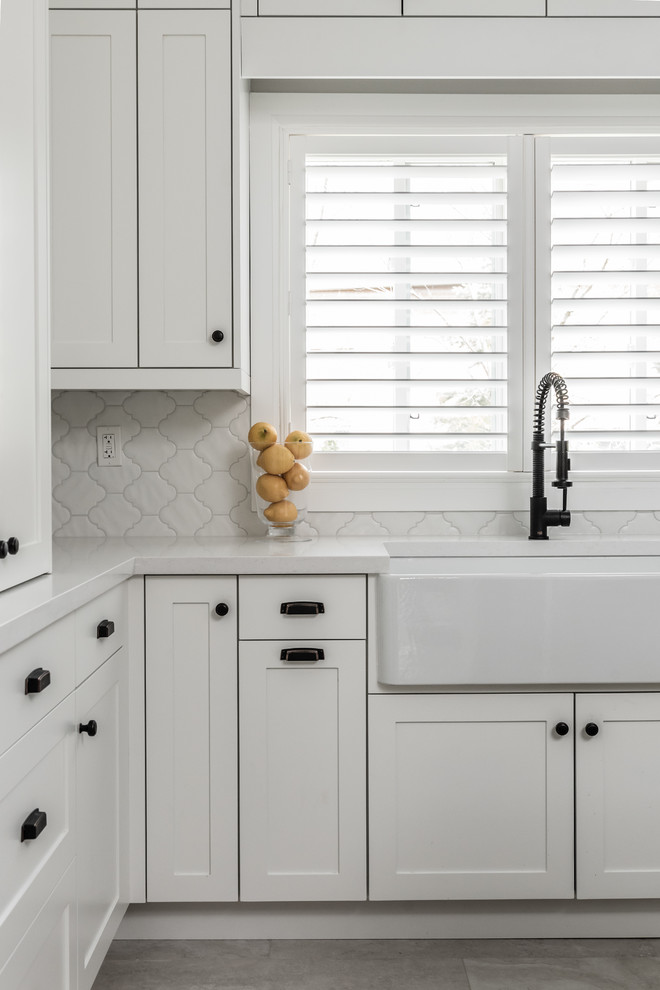 Kitchen - transitional kitchen idea in Toronto