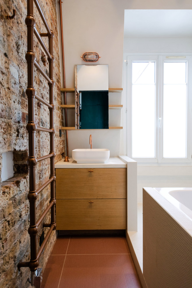 Свежая идея для дизайна: ванная комната в современном стиле с светлыми деревянными фасадами, полновстраиваемой ванной, открытым душем, белой плиткой, керамической плиткой, белыми стенами, полом из керамической плитки, накладной раковиной, столешницей из плитки, красным полом, открытым душем, белой столешницей, тумбой под одну раковину, подвесной тумбой и кирпичными стенами - отличное фото интерьера