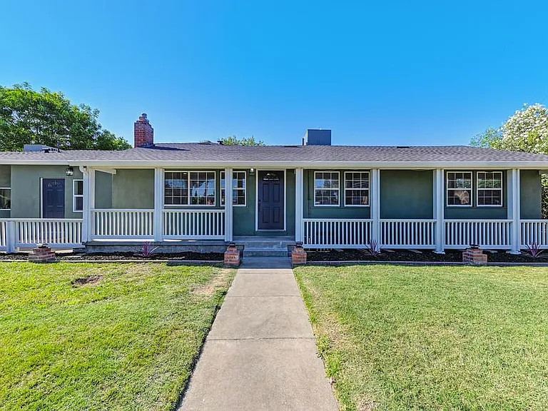 Example of a classic exterior home design in Sacramento