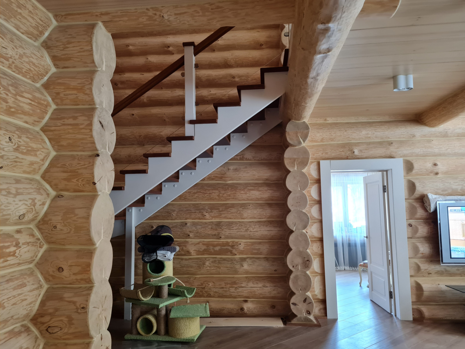 Лестница интерьерная с ограждениями из стекла