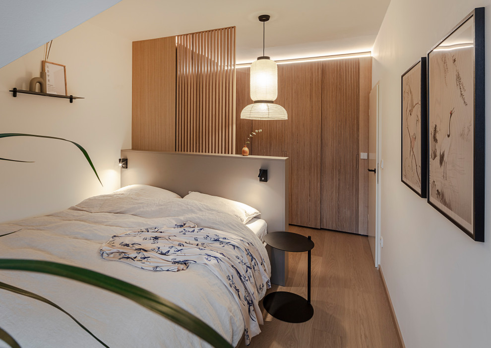 Foto de dormitorio principal asiático de tamaño medio con paredes blancas, suelo de madera clara y suelo beige