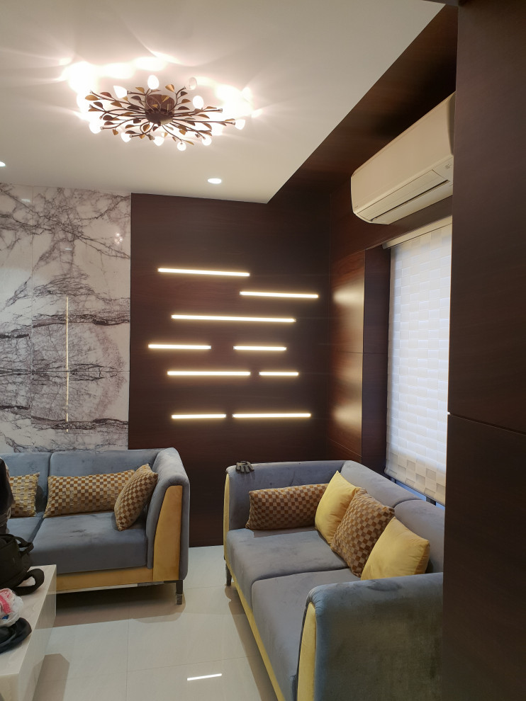 Diseño de salón para visitas tipo loft actual con paredes marrones, televisor colgado en la pared, suelo beige, bandeja y panelado