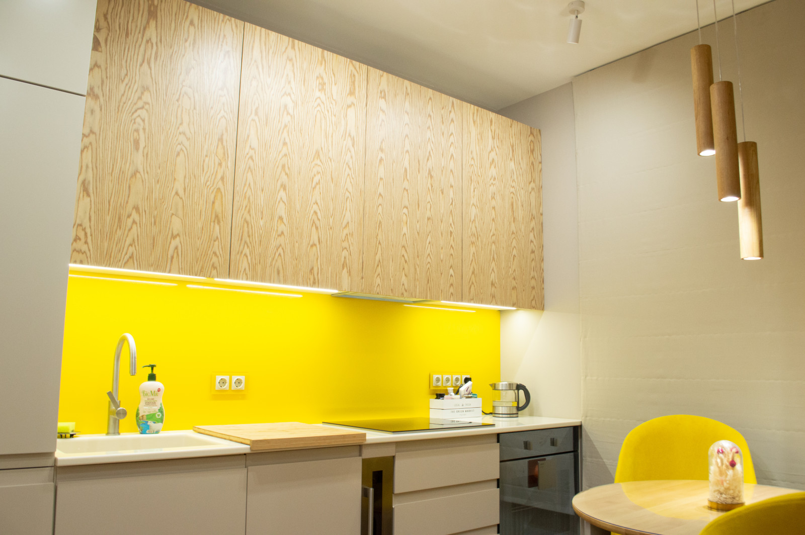 Яркая современная кухня