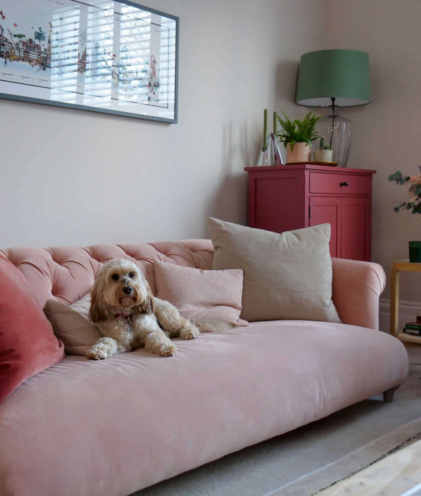 Ispirazione per un soggiorno classico di medie dimensioni e chiuso con pareti rosa, moquette, camino classico, TV a parete e pavimento grigio