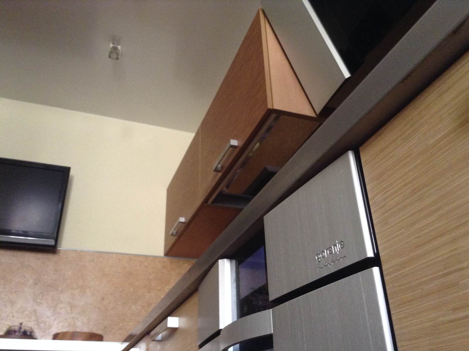 Натяжной потолок из фактуры "металлик" на кухне