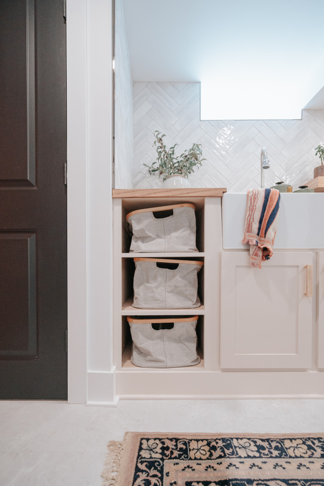 Idee per una piccola sala lavanderia minimalista con lavello stile country, ante in stile shaker, ante beige, top in legno, lavatrice e asciugatrice affiancate e top marrone