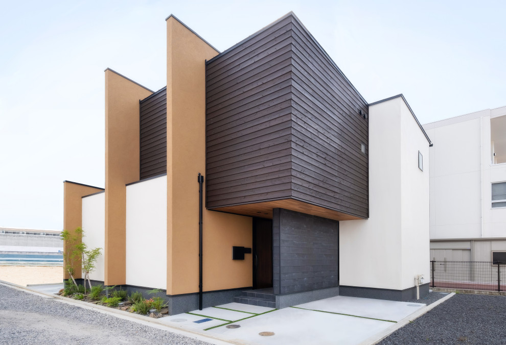 Inspiration pour une façade de maison beige minimaliste à un étage avec un toit plat, un toit en métal et un toit noir.